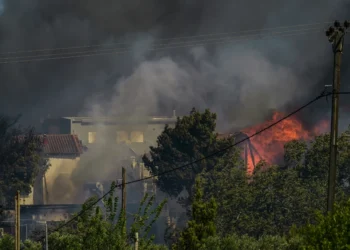 «Η φωτιά μπήκε στο σπίτι μας, φύγαμε την τελευταία στιγμή» – Οι δραματικές στιγμές από τη φωτιά σε Σπάτα, Ραφήνα, Πικέρμι