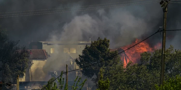 «Η φωτιά μπήκε στο σπίτι μας, φύγαμε την τελευταία στιγμή» – Οι δραματικές στιγμές από τη φωτιά σε Σπάτα, Ραφήνα, Πικέρμι