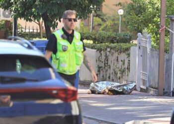 Έγκλημα στην Αγία Παρασκευή – Πυροβόλησαν άντρα τουλάχιστον πέντε φορές, διέφυγε πεζός και με μάσκα ο δράστης