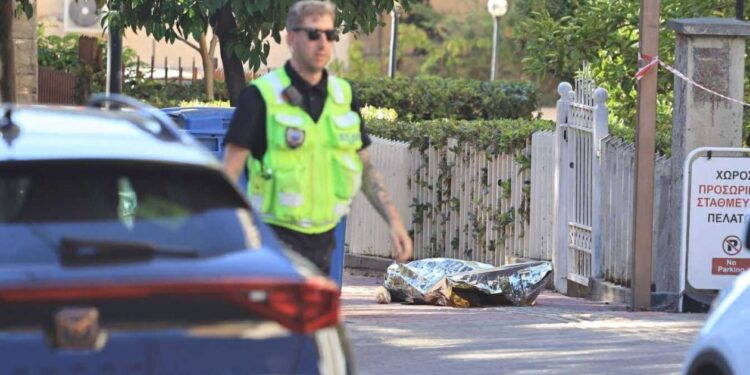 Έγκλημα στην Αγία Παρασκευή – Πυροβόλησαν άντρα τουλάχιστον πέντε φορές, διέφυγε πεζός και με μάσκα ο δράστης