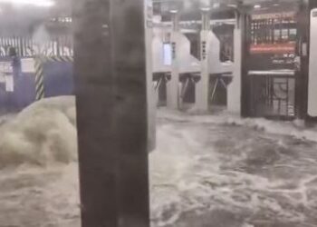 Νέα Υόρκη: Πλημμύρες «χωρίς προηγούμενο» – Εγκλωβισμένοι επιβάτες σε σταθμούς του μετρό