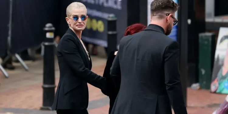 Ozzy Osbourne: Ο συγκινητικός τρόπος που η κόρη του Kelly τον τίμησε στο τελευταίο «αντίο» – Ο σπαραγμός της Sharon και οι χιλιάδες fans