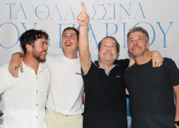 Ο Γιάννης Πάριος αγκαλιά με τους γιους του στην παρουσίαση του νέου του δίσκου