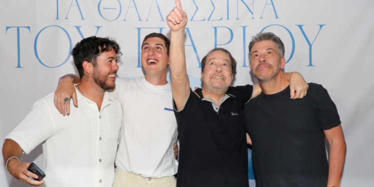 Ο Γιάννης Πάριος αγκαλιά με τους γιους του στην παρουσίαση του νέου του δίσκου