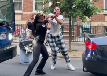 Νέα Υόρκη: Άγριος καβγάς για μια θέση πάρκινγκ – Απειλές θανάτου δέχεται η 45χρονη Ρουμάνα που επιτέθηκε με την κόρη της σε 21χρονη Αφροαμερικανή