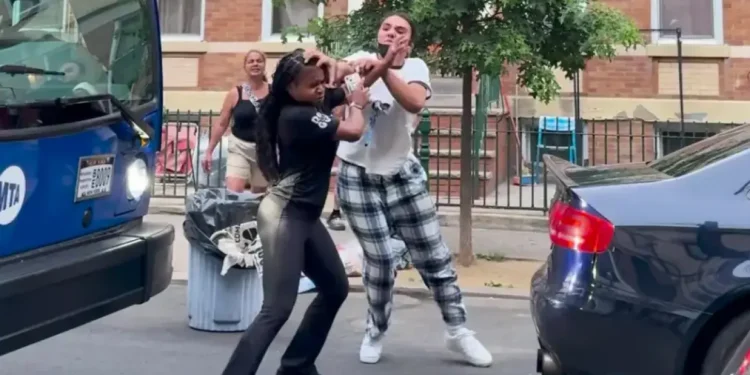 Νέα Υόρκη: Άγριος καβγάς για μια θέση πάρκινγκ – Απειλές θανάτου δέχεται η 45χρονη Ρουμάνα που επιτέθηκε με την κόρη της σε 21χρονη Αφροαμερικανή