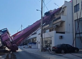 Περιστέρι: Γερανοφόρο όχημα έπεσε σε πολυκατοικία