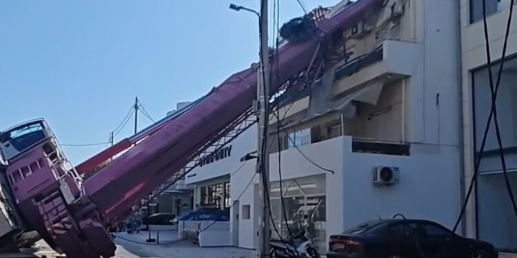 Περιστέρι: Γερανοφόρο όχημα έπεσε σε πολυκατοικία