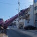 Περιστέρι: Γερανοφόρο όχημα έπεσε σε πολυκατοικία