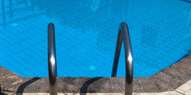 Ματάκιας έβγαζε φωτογραφίες και παρενοχλούσε ανήλικα και κοπέλες σε πισίνα στα βόρεια προάστια