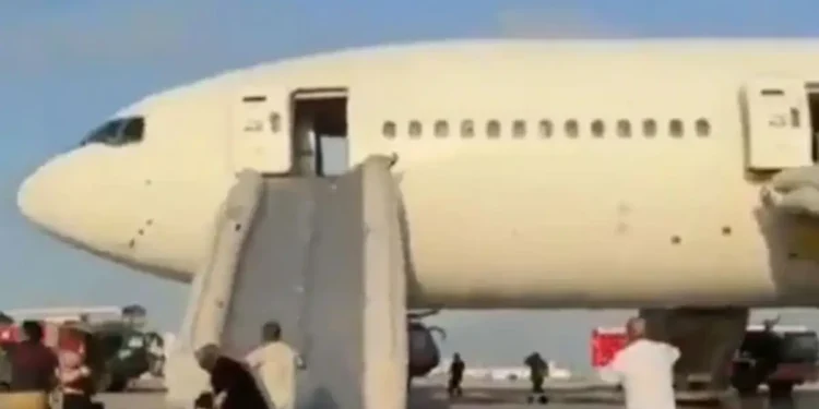 Τουρκία: Βίντεο με τη στιγμή που επιβάτες της Turkish Airlines εκκενώνουν αεροπλάνο από την τσουλήθρα έκτακτης ανάγκης
