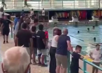 Εικόνες ντροπής στη Χίο: Τραμπούκισαν παιδιά 13 ετών σε αγώνα πόλο – «Να πάνε στον πάτο» έγραψε ο ΓΓ του δήμου