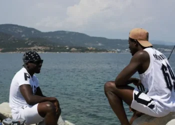 Γύριζαν ταινία πορνό στον Πλαταμώνα και συνέλαβαν τους 2 Αφρικανούς πρωταγωνιστές για πλανόδιους μικροπωλητές