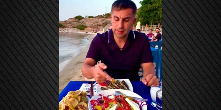 Τούρκος TikToker πλήρωσε €22,5 σε ελληνική ταβέρνα και εξόργισε τους συμπατριώτες του – «Μη δίνουμε λεφτά στους Έλληνες» του έγραψαν