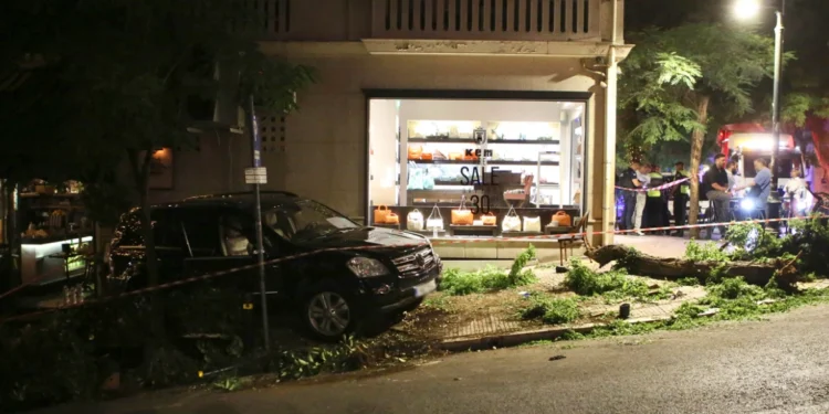 Κολωνάκι: 12 οι τραυματίες από την τρελή πορεία τζιπ χωρίς οδηγό που έπεσε σε εστιατόριο – Δεν είχε βάλει χειρόφρενο