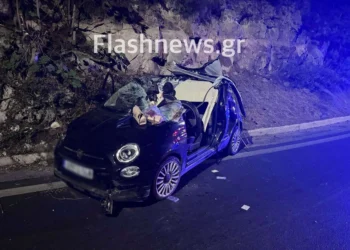 «Το αίμα έχει ποτίσει τα ρούχα μου, το δέρμα μου, δεν αντέχω άλλο» – Συγκλονίζει γιατρός που παρέλαβε τη νεκρή γυναίκα από το τροχαίο