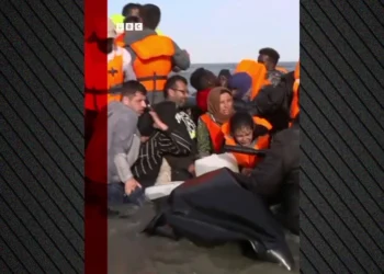 Γάλλοι αστυνομικοί μπήκαν στη θάλασσα με μαχαίρια και έσκισαν φουσκωτή βάρκα με παράνομους μετανάστες – Τι προκάλεσε την επέμβασή τους, δείτε βίντεο