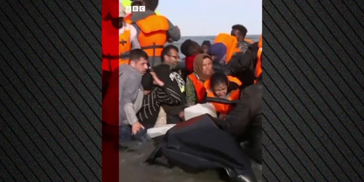 Γάλλοι αστυνομικοί μπήκαν στη θάλασσα με μαχαίρια και έσκισαν φουσκωτή βάρκα με παράνομους μετανάστες – Τι προκάλεσε την επέμβασή τους, δείτε βίντεο