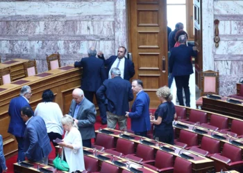 Βουλή: Αποχώρησε ο Λαμπρούλης από το προεδρείο – «Είστε πολιτικά ανήθικη» είπε στην Κωνσταντοπούλου
