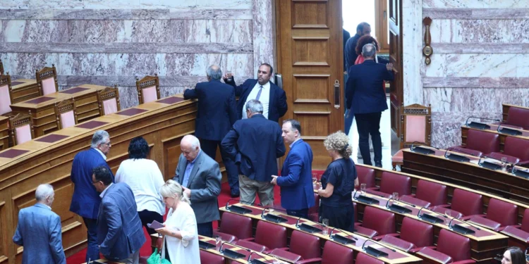 Βουλή: Αποχώρησε ο Λαμπρούλης από το προεδρείο – «Είστε πολιτικά ανήθικη» είπε στην Κωνσταντοπούλου