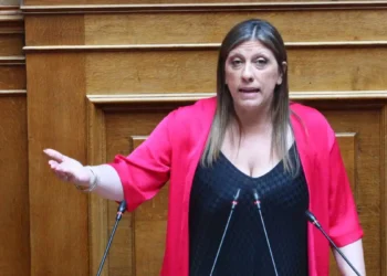Αήθης επίθεση του Κωνσταντίνου Φλώρου στη Ζωή Κωνσταντοπούλου: «Είσαι ξεφτιλισμένη»