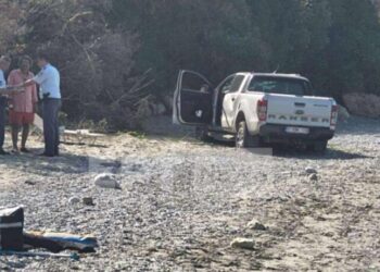 Μεσσηνία: Αγροτικό έπεσε σε γκρεμό 9 μέτρων και προσγειώθηκε στην παραλία