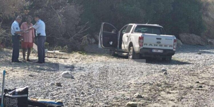 Μεσσηνία: Αγροτικό έπεσε σε γκρεμό 9 μέτρων και προσγειώθηκε στην παραλία