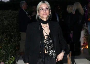 Σοφία Καρβέλα: Ξεμπρόστιασε γυναίκα που της έγραψε ότι μοιάζει με «πρεζόνι γυφτάκι»