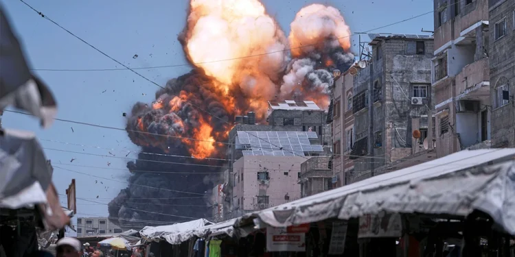 Νέο μακελειό στη Γάζα: Τουλάχιστον 15 νεκροί, ανάμεσά τους τρεις δημοσιογράφοι, σε ισραηλινό πλήγμα εναντίον νοσοκομείου