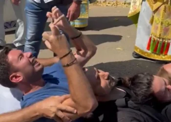 Απίστευτες εικόνες σε λιτανεία στην Κεφαλονιά: «Δαιμονισμένος» αναστάτωσε τους πιστούς – «Γεράσιμε με έκαψες»