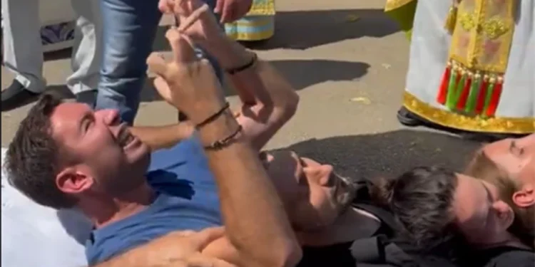 Απίστευτες εικόνες σε λιτανεία στην Κεφαλονιά: «Δαιμονισμένος» αναστάτωσε τους πιστούς – «Γεράσιμε με έκαψες»