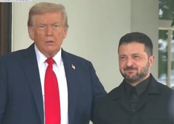 Ο Τραμπ υποδέχτηκε τον Ζελένσκι στον Λευκό Οίκο – Η χειραψία τους