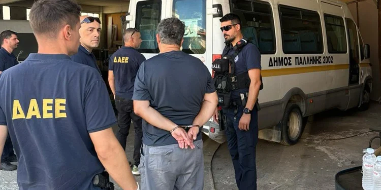 Παλλήνη: Συνέλαβαν μόνιμο υπάλληλο του δήμου για τέσσερις εμπρησμούς