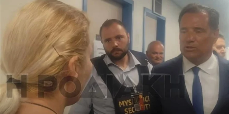 Οξύς διάλογος Γεωργιάδη με γυναίκα στη Ρόδο: «Πέθανε ο πατέρας μου το 2023» – «Για τώρα έχετε να πείτε;»