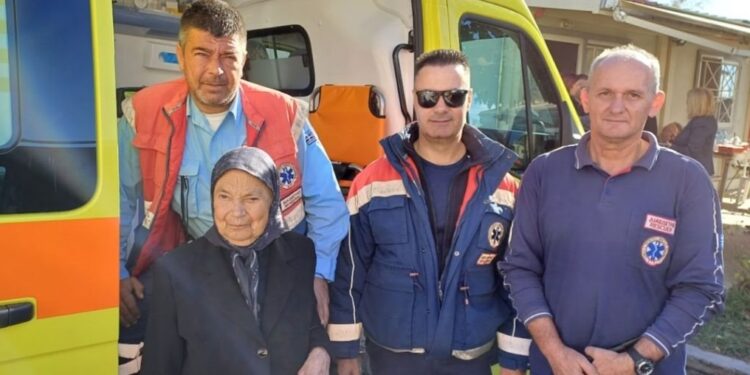 Σε κλίμα συγκίνησης η κηδεία της Αθηνάς Παπαχρήστου: Ήχησε η σειρήνα του ασθενοφόρο που είχε δωρίσει στο ΕΚΑΒ Μεσολογγίου