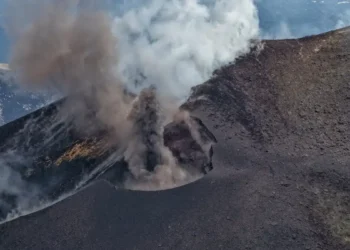 Αίτνα: Εντυπωσιακές εικόνες από τη νέα έκρηξη του ηφαιστείου – Ροή λάβας σε υψόμετρο 3.000 μέτρων