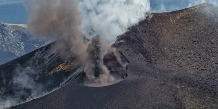 Αίτνα: Εντυπωσιακές εικόνες από τη νέα έκρηξη του ηφαιστείου – Ροή λάβας σε υψόμετρο 3.000 μέτρων
