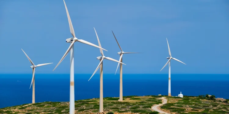 Ενέργεια: Ηλιος και θυελλώδεις άνεμοι έριξαν την τιμή του ρεύματος κάτω από το μηδέν το Σαββατοκύριακο