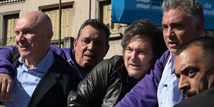 Σάλος στην Αργεντινή: Πετροβόλησαν τον Μιλέι – Σκάνδαλο με την αδελφή του, την κατηγορούν πως καταχράστηκε κονδύλια για ΑμεΑ