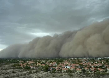 Απόκοσμες εικόνες στην Αριζόνα από το γιγάντιο τείχος σκόνης haboob – Ζημιές, διακοπές ρεύματος και καθυστερήσεις στο αεροδρόμιο