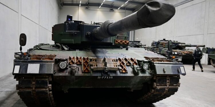 Η Ευρώπη ετοιμάζεται για πόλεμο: Οι αμυντικές βιομηχανίες επεκτείνονται με τριπλάσια ταχύτητα