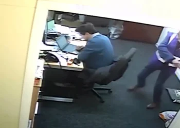 Ερωτικό τρίγωνο σε σχολείο στη Βρετανία – Διευθυντής χτύπησε με «κάβουρα» τον αντίζηλο, δείτε βίντεο