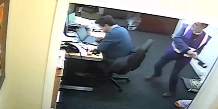 Ερωτικό τρίγωνο σε σχολείο στη Βρετανία – Διευθυντής χτύπησε με «κάβουρα» τον αντίζηλο, δείτε βίντεο