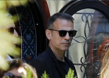 Αλεξάνδρα Νικολαΐδου: Ανείπωτη θλίψη στην κηδεία της – Τραγική φιγούρα ο σύντροφός της, Ντέμης Νικολαΐδης