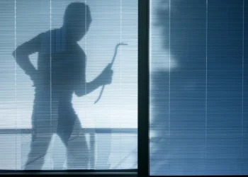 Διαρρήκτες μπήκαν σε πολυτελή μονοκατοικία στην Ανάβυσσο όπου μένουν Ουκρανοί – Άνω των 200.000 ευρώ η λεία τους