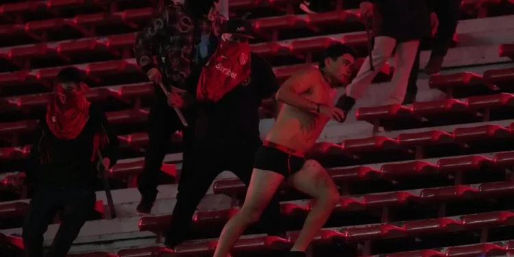 Χάος στο Ιντεπεντιέντε – Ουνιβερσιδάδ: Aιματηρά επεισόδια μεταξύ οπαδών και αναφορές για τρεις νεκρούς