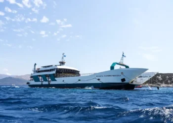 Νέα Στύρα: Ρήγμα 20 μέτρων στο φέρι μποτ που προσάραξε σε ξέρα – Θα παραμείνει για ώρες στο σημείο