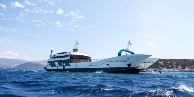 Νέα Στύρα: Ρήγμα 20 μέτρων στο φέρι μποτ που προσάραξε σε ξέρα – Θα παραμείνει για ώρες στο σημείο