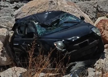 Αυτοκίνητο έπεσε στον γκρεμό στην Αθηνών – Σουνίου: Στο νοσοκομείο η 60χρονη οδηγός