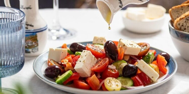 Σε ποιο ελληνικό εστιατόριο η χωριάτικη σαλάτα κοστίζει 24 δολάρια, τα φασόλια 52 και ο μπακλαβάς 19